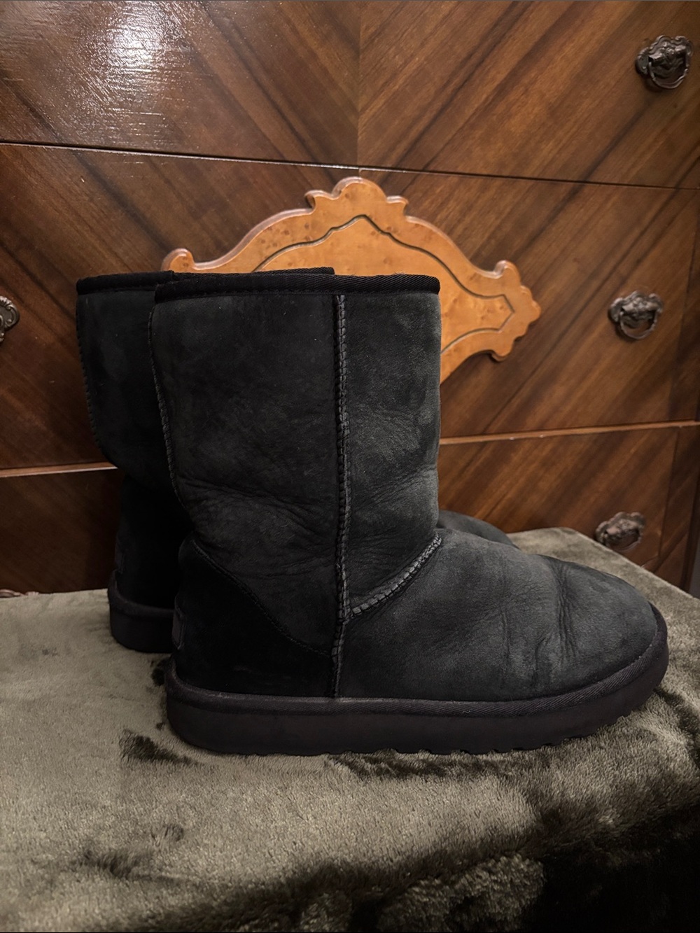 UGG Women 10 Classic Short Suede Boots in Black